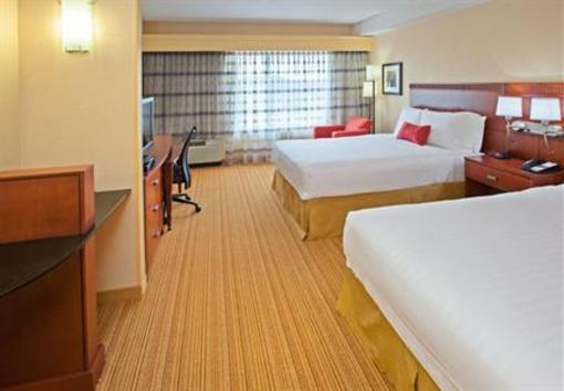 фото отеля Courtyard by Marriott Louisvillle Northeast