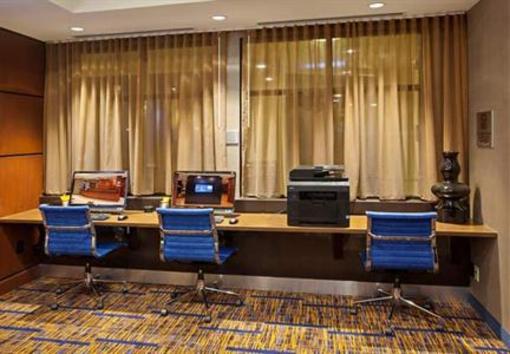 фото отеля Courtyard by Marriott Louisvillle Northeast