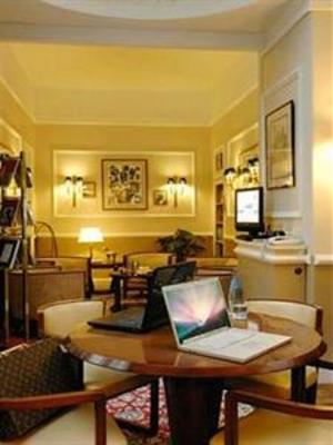 фото отеля Hotel du Rond-Point des Champs-Elysees