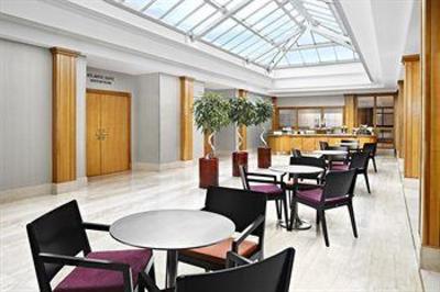 фото отеля Sheraton Skyline Hotel London