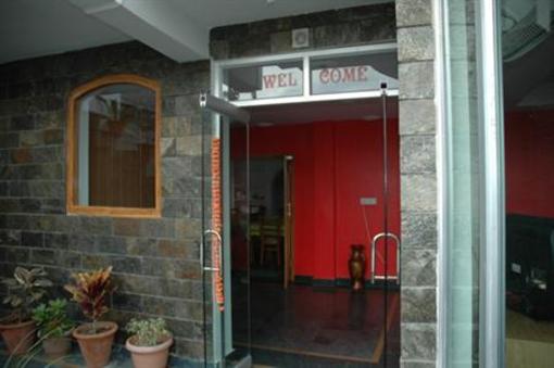 фото отеля Hotel Lake Inn Bhimtal