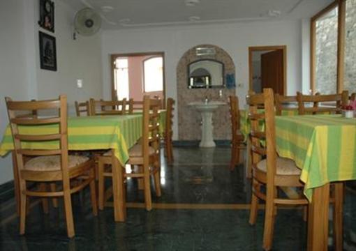 фото отеля Hotel Lake Inn Bhimtal