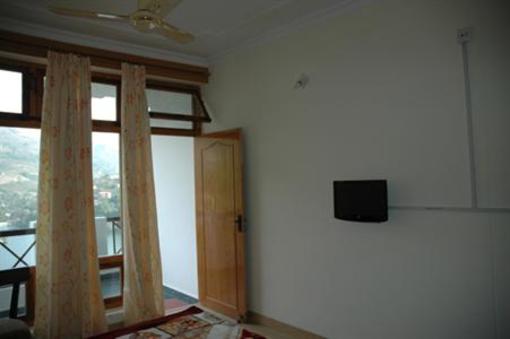 фото отеля Hotel Lake Inn Bhimtal