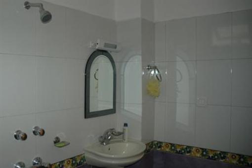 фото отеля Hotel Lake Inn Bhimtal