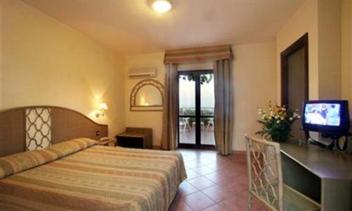 фото отеля Villaggio Club Porto Rhoca