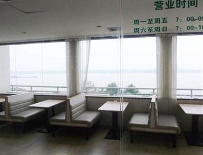 фото отеля Green Tree Inn Jiujiang Binjiang Road