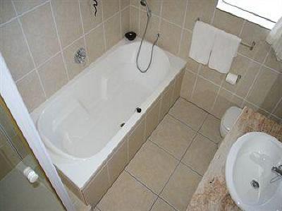 фото отеля Bar-t-Nique Guest House