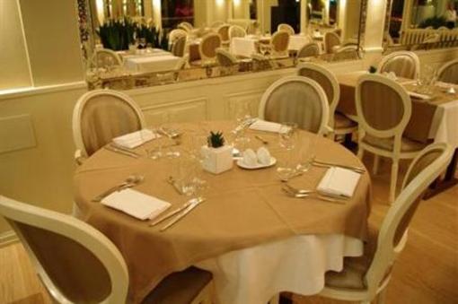 фото отеля Hotel Restaurant Les Capucins