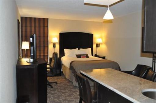 фото отеля Holiday Inn & Suites Charleston West