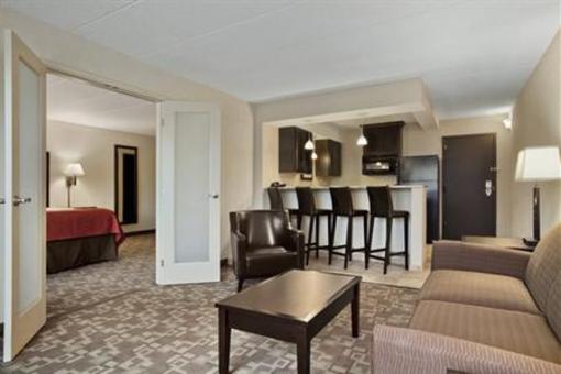 фото отеля Holiday Inn & Suites Charleston West
