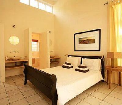 фото отеля Art Gallery Guest House Thandekayo Cape Town