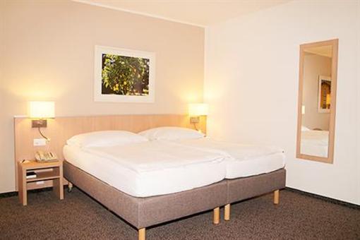 фото отеля Ramada Treff Arcadia