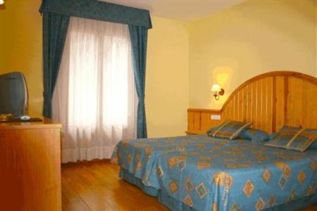 фото отеля Estanys Blaus Hotel Lladorre