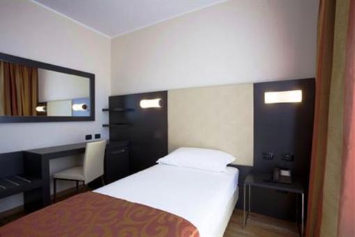 фото отеля Raya Hotel Motel