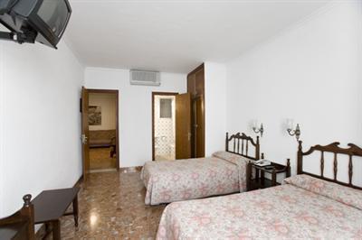 фото отеля Hostal Residencia Menurka