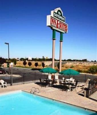 фото отеля Mr. Sandman Inn & Suites