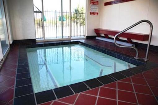 фото отеля Mr. Sandman Inn & Suites