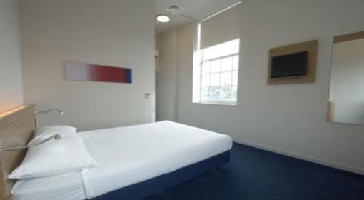 фото отеля Travelodge Chester Central