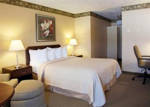 фото отеля Quality Inn Breeze Manor