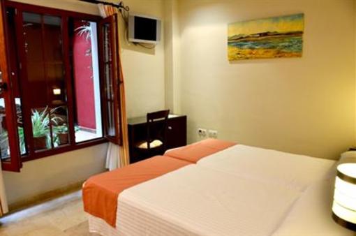 фото отеля Hostal Al-Andalus