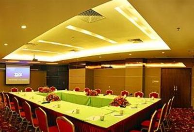 фото отеля Conifer Garden Hotel Haikou
