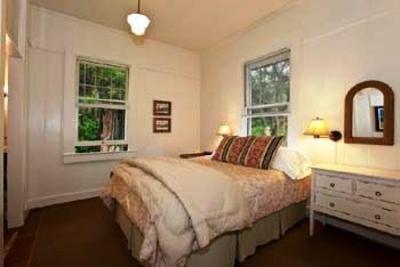фото отеля Hale Ohia Cottages