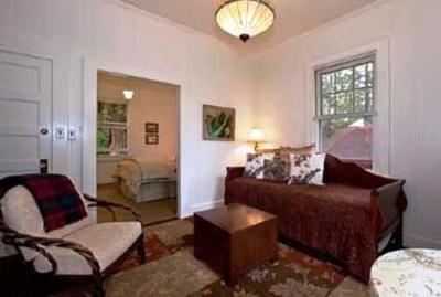 фото отеля Hale Ohia Cottages