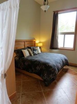 фото отеля Cobble Wood Guesthouse and Bird Sanctuary House & Suites