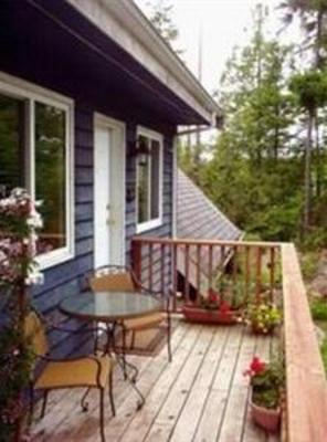 фото отеля Cobble Wood Guesthouse and Bird Sanctuary House & Suites