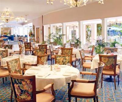 фото отеля Town and Country Resort Hotel