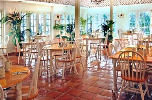 фото отеля Town and Country Resort Hotel