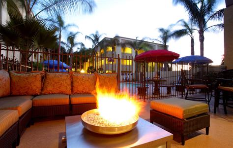 фото отеля BEST WESTERN PLUS InnSuites Airpark Ontario Hotel & Suites