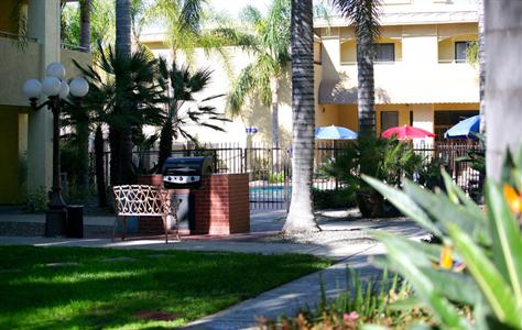 фото отеля BEST WESTERN PLUS InnSuites Airpark Ontario Hotel & Suites
