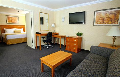 фото отеля BEST WESTERN PLUS InnSuites Airpark Ontario Hotel & Suites