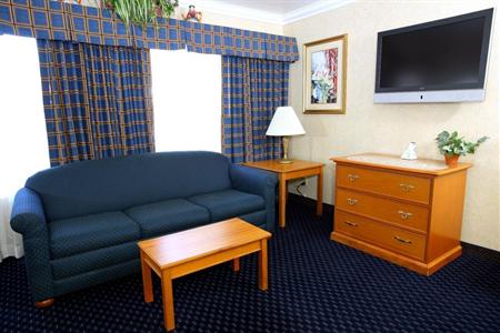 фото отеля BEST WESTERN PLUS InnSuites Airpark Ontario Hotel & Suites