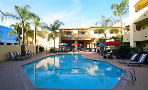 фото отеля BEST WESTERN PLUS InnSuites Airpark Ontario Hotel & Suites