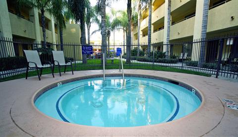 фото отеля BEST WESTERN PLUS InnSuites Airpark Ontario Hotel & Suites