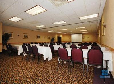 фото отеля BEST WESTERN PLUS InnSuites Airpark Ontario Hotel & Suites
