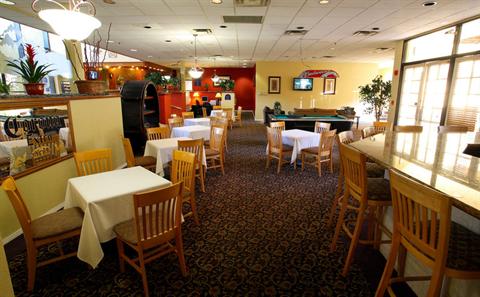 фото отеля BEST WESTERN PLUS InnSuites Airpark Ontario Hotel & Suites
