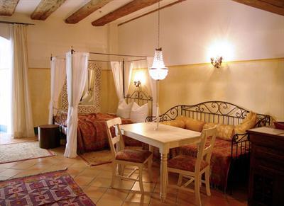фото отеля Country Manor Orphee