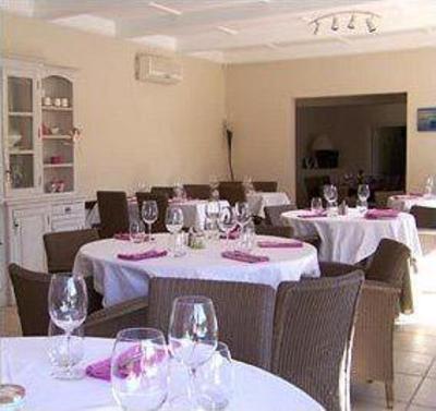 фото отеля Les Aubuns Country Hotel Caissargues