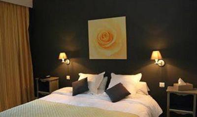 фото отеля Les Aubuns Country Hotel Caissargues