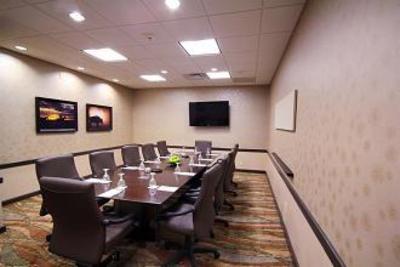 фото отеля Embassy Suites Oklahoma City - Will Rogers Airport