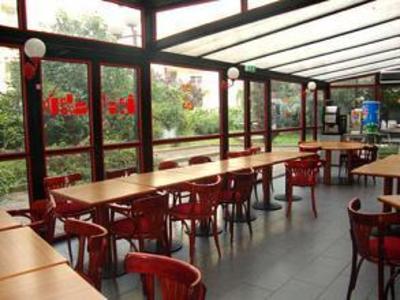 фото отеля Hipotel Paris Hippodrome