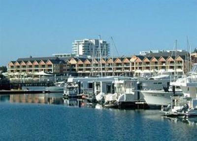 фото отеля Quality Suites Crest Mandurah