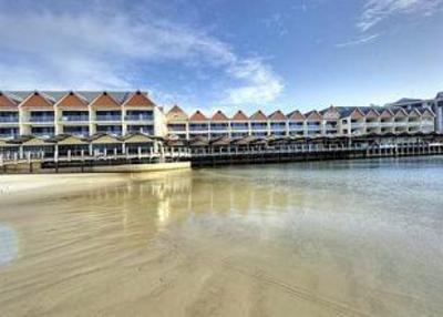 фото отеля Quality Suites Crest Mandurah
