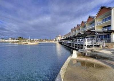 фото отеля Quality Suites Crest Mandurah