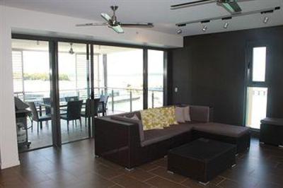 фото отеля Breezes Waterfront