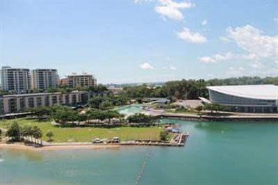 фото отеля Breezes Waterfront