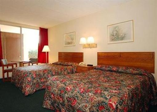 фото отеля Travelers Inn